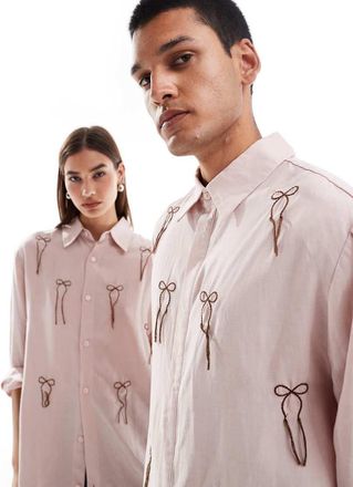Sister Jane Sister Jane - Camicia unisex rosa polvere con fiocchi ricamati a contrasto