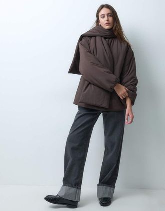 Object giacca trapuntata con bottoni sul davanti e dettaglio foulard marrone