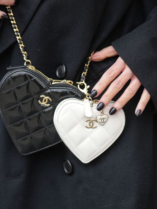 Chloe Harrouche trägt eine Chanel Tasche in Herzform und den aktuellen Nagellack-Trend Leather Nails in Schwarz auf der Paris Fashion Week.