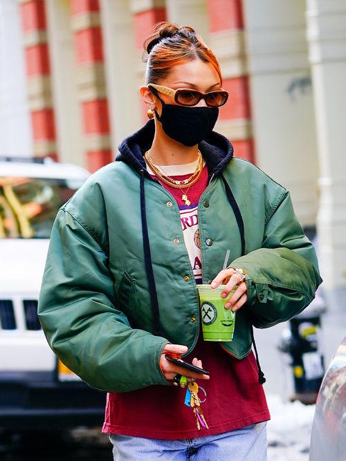 Bella Hadid trägt den Haarfarben Trend 2021 bereits 