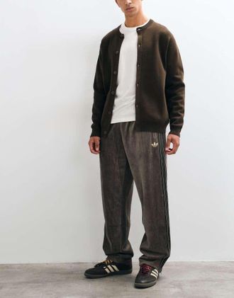 adidas Originals Firebird pantaloni tuta in velluto in kaki scuro-Marrone