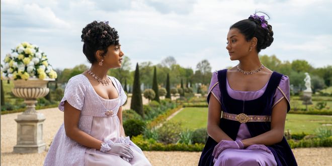 Zwei freuen in einem rosa und einem Lila Empirekleid.