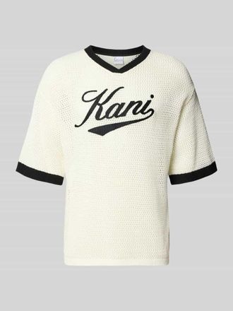 Karl Kani T-Shirt in H&auml;kel-Optik mit V-Ausschnitt in Weiss, Gr&ouml;&szlig;e XXL