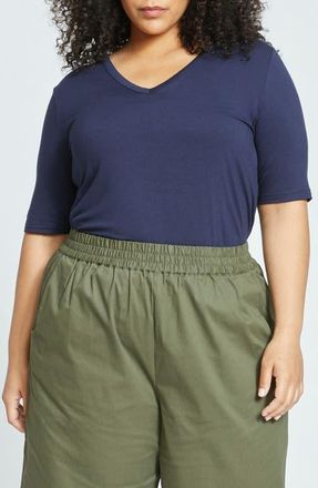 Universal Standard Lily Liquid Jersey V-Neck T-Shirt in Midnight at Nordstrom, Size 2Xl