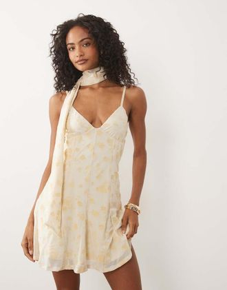 Asos Vestito corto in rete floccata color latticello con dettaglio foulard e godet-Giallo