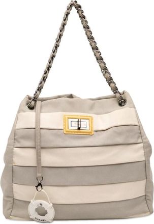 Chanel Pre-owned Shoulder Bags, female, Gray, Size: ONE SIZE Pre-owned Tote Bag with Chain Accents