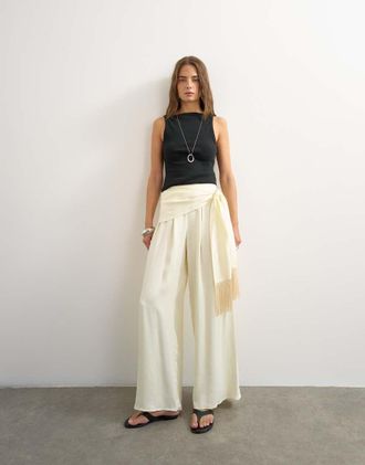Topshop pantaloni coordinati avvolgenti effetto satinato con dettaglio frange in crema-Neutro