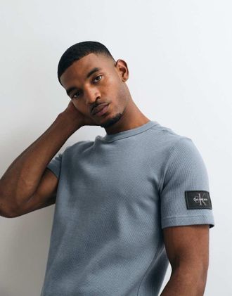Calvin Klein Jeans T-shirt girocollo in waffle con badge grigia-Grigio