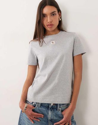 Calvin Klein Jeans T-shirt vestibilit&agrave; classica grigio chiaro con logo intessuto