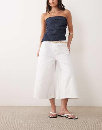 Asos Jeans corti a fondo ampio bianchi con cintura a catenina-Bianco