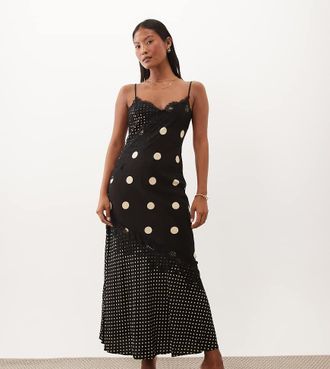 Nobody's Child Zaria vestito midaxi in satin con rifiniture in pizzo e spacco frontale, stampa a pois mista nera-Nero