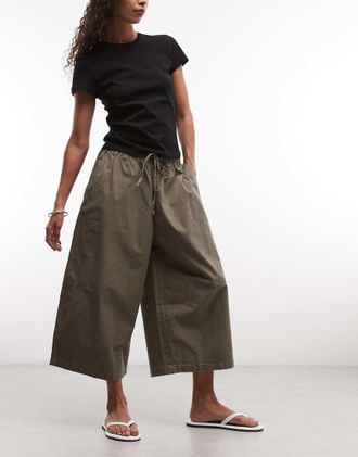 Weekday Pantaloni taglio corto oversize color tortora scuro con coulisse in vita-Marrone