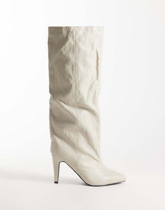 Azalea Wang Azalea Wang Estefania stivali al ginocchio slouchy con tacco a cono in ecopelle crema testurizzata-Bianco