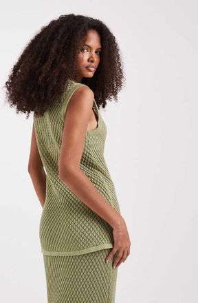 Pretty Lavish Gilet taglio lungo traforato verde con spilla fiore in coordinato