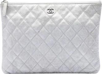 Chanel Pre-owned Clutches, female, Gray, Size: ONE SIZE Pre-owned Quilted Caviar Leather Clutch