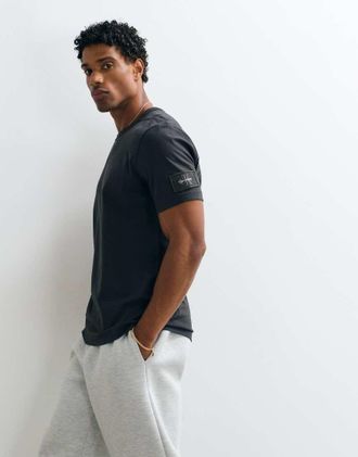 Calvin Klein Jeans t-shirt con badge nera-Nero