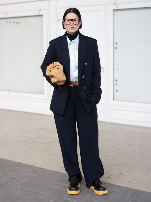 Streetstyle mit einem Anzug, Hemd und Anzugschuhen.