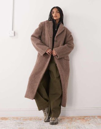 Weekday Cappotto oversize in lana e alpaca a pelo lungo marrone con spalle oversize