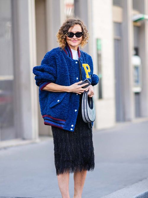 Streetstyle mit einer blauen Bomberjacke und einem Rock.