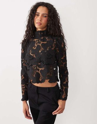 Mango top nero in pizzo con collo alto e maniche lunghe