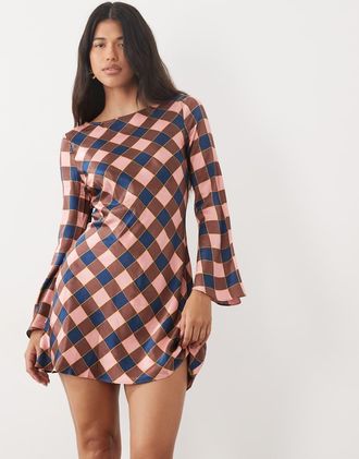 Nobody's Child Romy mini vestito in raso con maniche a campana a quadri rosa-Marrone