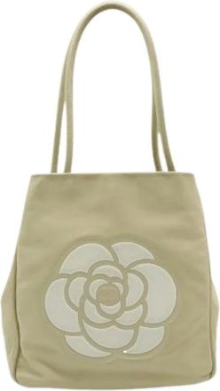 Chanel Pre-owned Tote Bags, female, Beige, Size: ONE SIZE Pre-owned Camellia Shoulder Tote