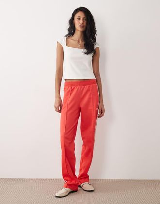 adidas Originals Firebird - Pantaloni sportivi rosso semi lucido con dettagli in maglia alluncinetto
