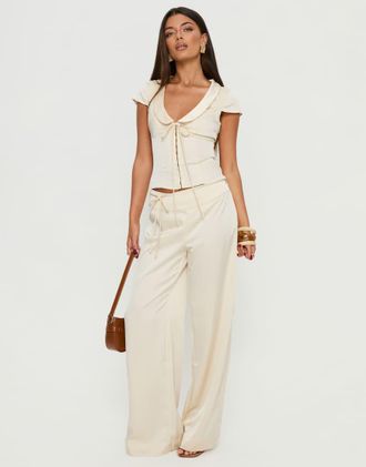 Princess Polly Aubrette - Top in raso color crema con colletto, maniche ad aletta e allacciatura sul davanti in coordinato-Bianco