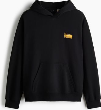 H&M Bedruckter Hoodie in Loose Fit - Schwarz