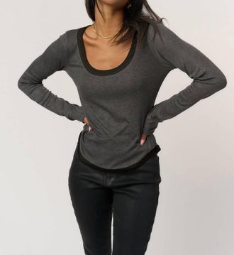 Bloomingdale's Jena Contrast Scoop Neck Tee Top In Charcoal