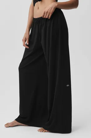 Alo Alosoft Mid-Rise Finesse Wide Leg Sweatpant in Black, Size: Medium