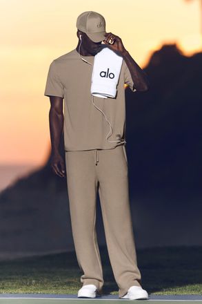 Alo | Street Essential T-Shirt in Gravel, Size: Medium