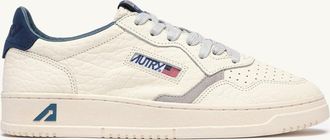 Autry MEDALIST LOW SNEAKERS IN BLUE DEPTHS AND VAPOR LEATHER