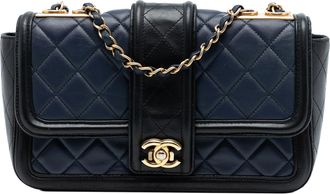 Chanel Tweedehands Middelgrote Bicolor Gequilted Lamsleer Elegante CC Flap