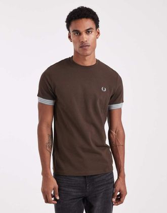 Fred Perry T-shirt color tabacco bruciato con giromanica a righe-Marrone