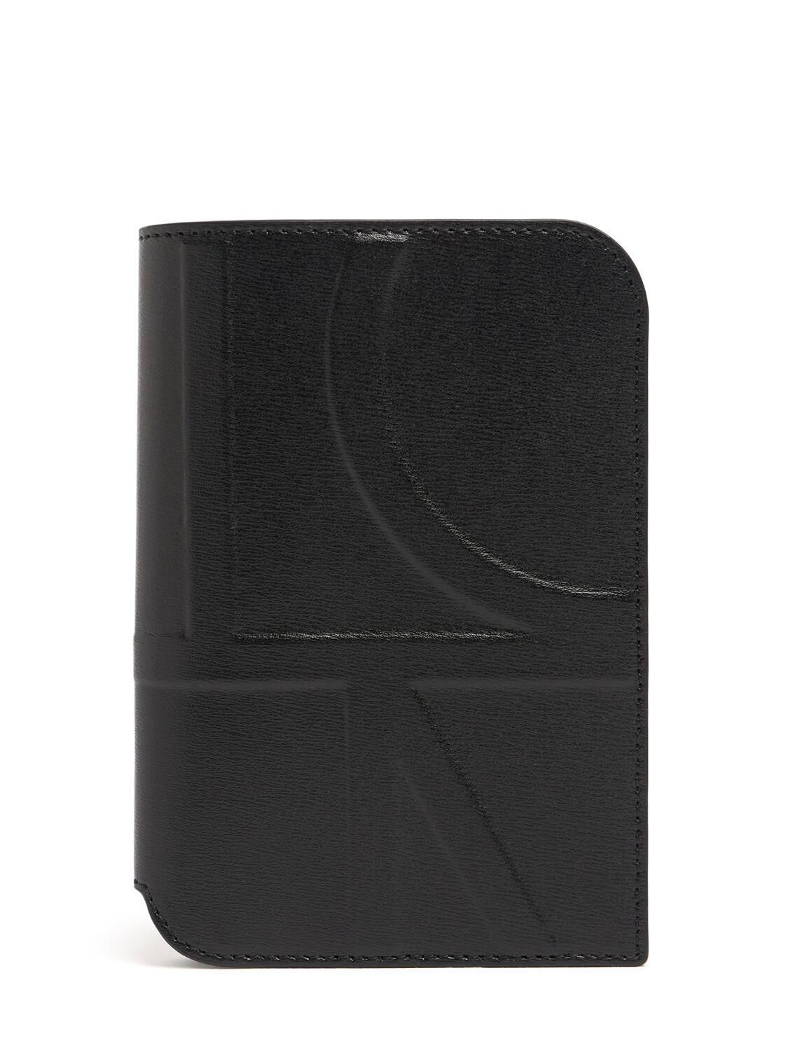 【Toteme】モノグラム入りレザーパスポートホルダー Monogram leather passport holder black – TOTEME