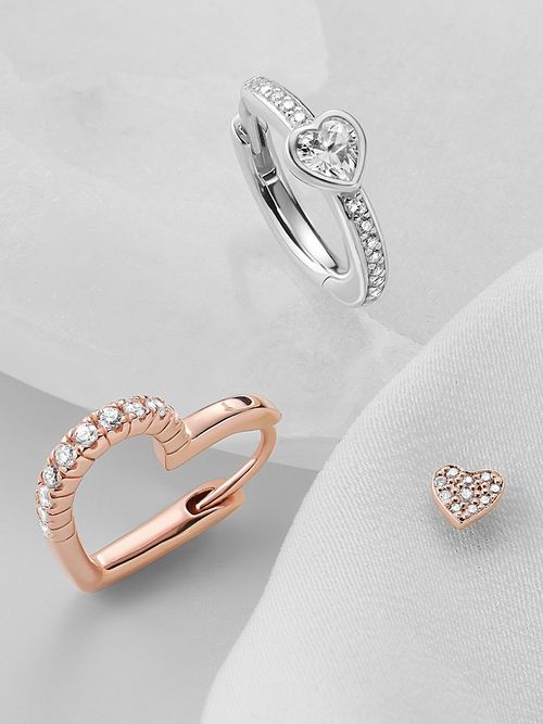 Herzohrring und silberner Ring.