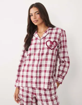 Boux Avenue set pigiama in cotone con rever e maniche lunghe, stampa a quadretti rosa con cuori rossi-Rosso