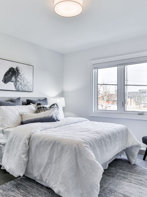 Schlafzimmer ganz in Weiß eingerichtet.