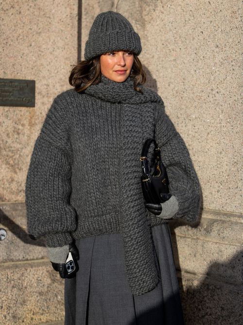 Benthe Liem trägt eine graue Strick-Kombi auf der Copenhagen Fashion Week.