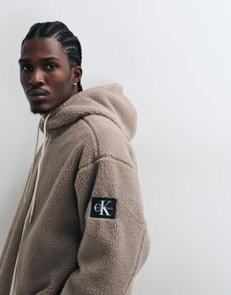 Calvin Klein Jeans felpa in pile sherpa con zip e badge, marrone chiaro