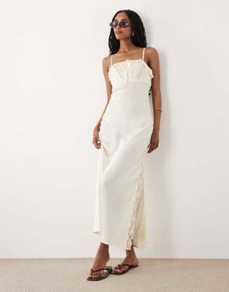 Miss Selfridge Vestito lungo in raso &eacute;cru con spalline sottili allacciato sul davanti-Bianco