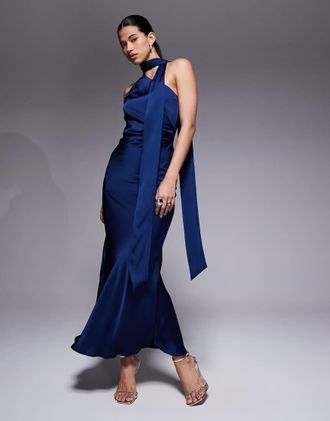 Aria Cove Vestito lungo in raso blu navy con arricciatura laterale e sciarpa