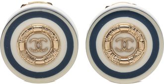 Chanel Tweedekans Gouden Geplateerde CC Hars Knop Clip-On Oorbellen