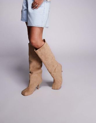 Public Desire Bordeaux - Stivali al ginocchio arricciati in camoscio sintetico color sabbia con tacco-Marrone