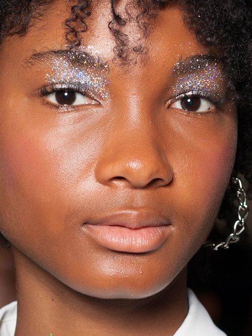 Close up einer Frau mit glitzerndem Lidschatten.