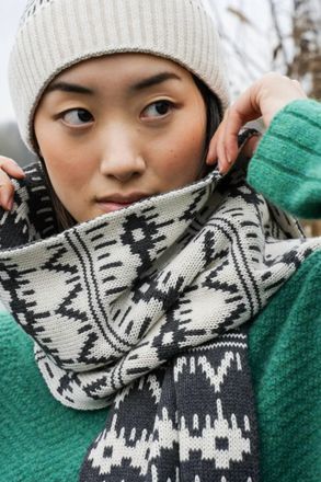Beaumont Organic Womens Janie Sue Organic Cotton Knitted Scarf In Geometric Ivory