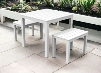 Dmora Sal&oacute;n De Jard&iacute;n Moncalieri, Conjunto De Jard&iacute;n Con 1 Mesa Cuadrada Y 2 Bancos, Pic Nic Para Interior Y Exterior, 100% Made In Italy, Blanco, Con Embal