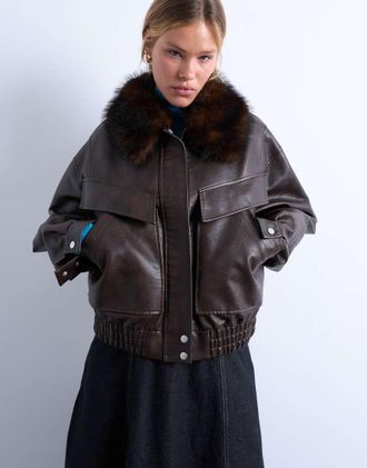 Topshop Giacca bomber squadrata in pelle sintetica marrone slavato con colletto rimovibile in pelliccia sintetica, zip e tasche