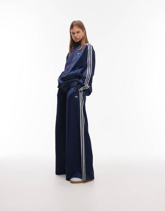 adidas Originals Pantaloni sportivi a fondo ampio in raso blu navy con glitter - In esclusiva per ASOS-Grigio